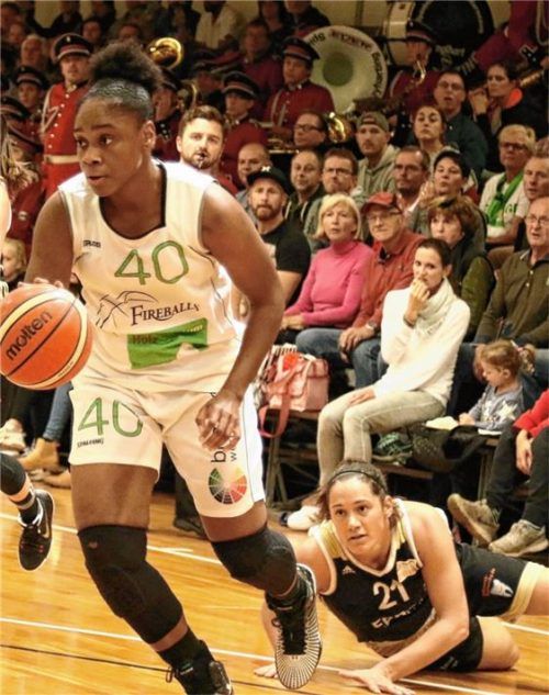 Die Gegnerin am Boden und Bad Aiblings Lashea Young (40) auf dem Weg zum Korb – so soll es auch heute im Heimspiel gegen Chemnitz sein. Foto  Fehrmann
