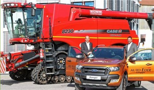 Die Geschäftsführer Gregor Ries und Peter Scheyer präsentieren als Vorgeschmack auf die Ausstellung den Case-Mähdrescher Axial Flow 8230 und den Ford Ranger.Foto Stache