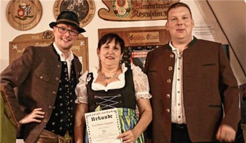 Die glückliche Jubilarin Marlies Moschko, eingerahmt von den Vorständen Paul Reiprich und Johann Huber.Foto re