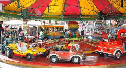 Die jungen Besucher freuen sich natürlich besonders über die Schieß- und Wurfbuden, Kinder- und Kettenkarussell und die Schiffschaukel.