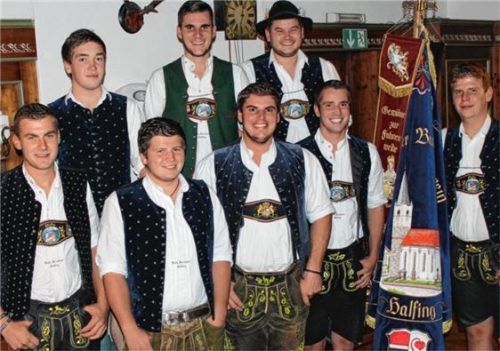 Die neue Halfinger Burschenführung: (von links) Thomas Schlaipfer, Andreas Stettner, Christian Eder, Matthäus Giessibl, Michael Rieder, Thomas Kirschner, Markus Reif und Michael Schauer. Foto re