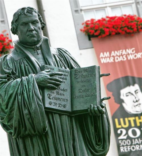 Die neue Lehre Martin Luthers hatte auch Auswirkungen auf das kirchliche Leben im Landkreis Mühldorf. Foto Das Denkmal in der Lutherstadt Wittenberg/dpa