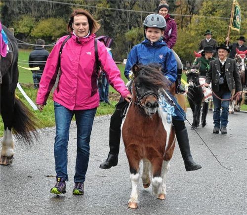 Die Ponys trabten und manches Gespann preschte regelrecht herbei, um den Leonhardisegen zu empfangen.Fotos  Schlecker