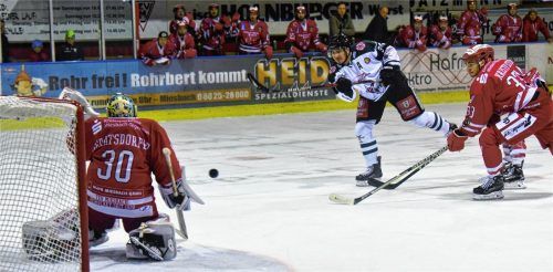 Die Rosenheimer besaßen viele gute Einschussmöglichkeiten: Hier scheiterte Daniel Bucheli an Miesbachs Keeper Geratsdorfer. Fotos  Ziegler