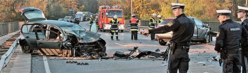Die Unfallstelle direkt auf der Innbrücke glich gestern einem Trümmerfeld. Links der VW eines jungen Mannes aus Söchtenau (19), der schwer verletzt wurde; rechts der Hyundai, der auf dem Dach eines Audi gelandet war. Fotos reisner