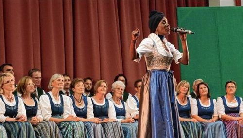Dirndl statt Jeans: Die britische Soul-Sängerin Doretta Carter stellte die enorme Bandbreite ihrer Stimme unter Beweis