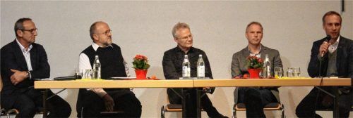 Diskutierten über die Ökumene: Aschaus Bürgermeister Alois Salzeder, Pater Stiegler, Pfarrer Lars Schmidt, Gemeindereferent Michael Wagner und Waldkraiburgs Bürgermeister Robert Pötzsch (von links).Foto hsc
