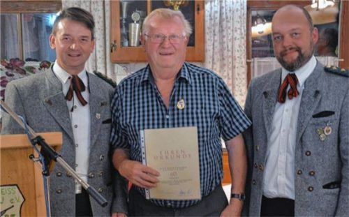 Ehrung für 60-jährige Mitgliedschaft  beim Bayerischen Schützenbund erhielt Heinz Kinne von Söchtenaus Erstem Schützenmeister Josef Graf (links) und dem Zweiten Schützenmeister Martin Görgmaier (rechts) überreicht.Foto Ni