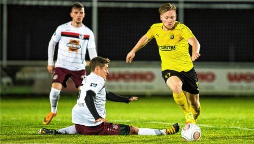 Ein Bild mit Smybolcharakter: Ganz locker lässt Vilzings Fabian Trettenbach Alexander Schlosser und Daniel Willberger (links) hinter sich. Foto  Weitz