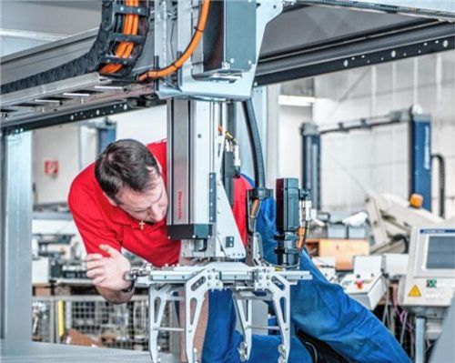 Ein Krones-Mitarbeiter im Werk Rosenheim. Fotos re