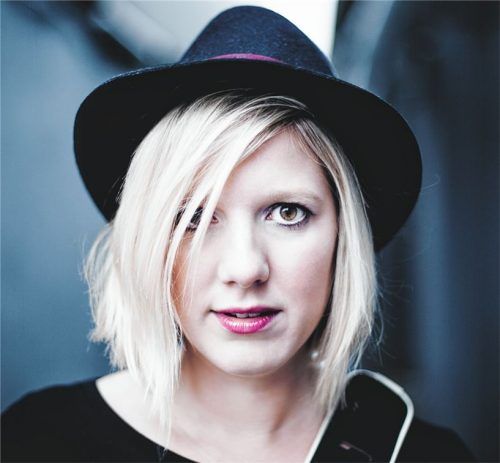 Ein Wiedersehen mit Claudia Koreck bringen die Rosenheimer Kleinkunsttage. Sie kommt zu einem „Wohnzimmerkonzert“. Foto re