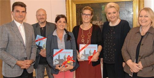Empfang der neuen Schulleiter: (von rechts) Helga Wichmann, Schulamtsdirektorin; Oberbürgermeisterin Gabriele Bauer, Alexandra Bogris, Schulleiterin Grundschule Erlenau; Andrea Ostermann, Konrektorin Grundschule Happing; Kai Hunklinger, Schulleiter Grund- und Mittelschule Fürstätt; Michael Keneder, StadtdirektorFoto Trux