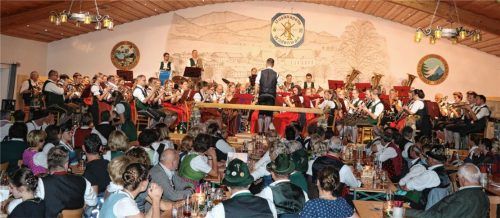 Eng war’s im Saal und auf der Bühne – Das Konzert der Wildenwarter wollten viele miterleben.Fotos  Rehberg