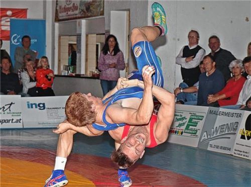 Er wird wohl im Greco-Weltergewicht auf die Matte gehen: Traunsteins wurfgewaltiger Greco-Spezialist Artur Tatarinov (rotes Trikot). Foto  Wittenzellner