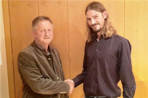 Erste Amtshandlung als neuer Bürgermeister: Matthias Maier vereidigt Christoph Eisner als Gemeinderatsmitglied.