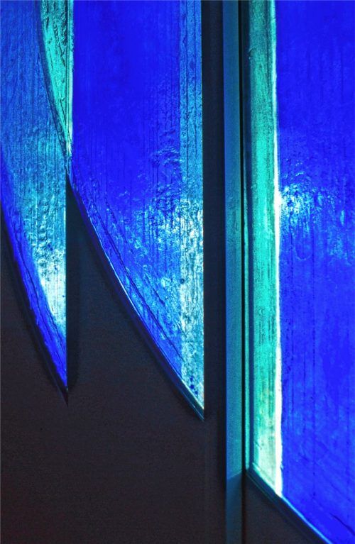 Fenster der Flughafenkapelle München. Foto  fkn