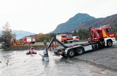 Feuerwehr und Wasserrettung suchten nach dem Auffinden des Fahrrades mehrere Stunden nach dem 21-jährigen Kiefersfeldener.Fotos Reisner