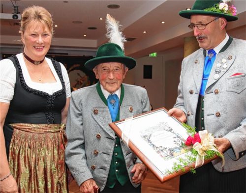 Franz Dinzenhofer (Mitte) ist ein Hohenofener Urgestein und seit 70 Jahren Mitglied beim Trachtenverein „D’Kaltentaler“ Pang. Dafür erhielt er jetzt eine ganz besondere Ehrung vom Vorsitzenden Georg Kaffl und dessen Stellvertreterin Manuela Hehensteiger. Foto Aerzbäck