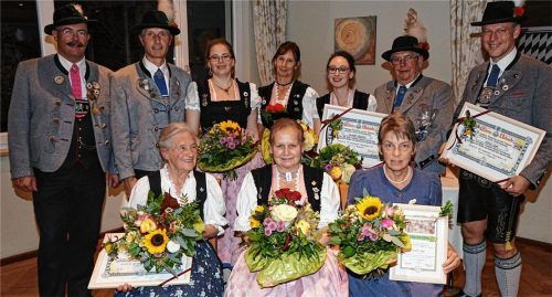 Freudige Gesichter beim Ehrenabend: (stehend von links) Zweiter Gauvorstand Pankraz Perfler, Zweiter Vorstand Christian Hübl, Barbara Wierer, Gini Hübl, Jennifer Krznaric, Konrad Krenzler und Vorstand Alfred Licht; (sitzend von links): Gina Argstatter, Traudl Schmidmayer und Inge Hartl.Foto re