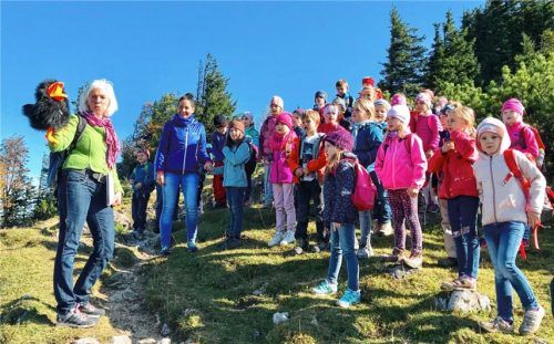 Führerin Regina Schlemer (links) zog die kleinen Besucher mit spannenden Geschichten in ihren Bann. Foto H. Reiter