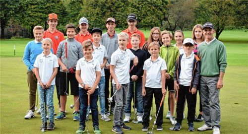 Für 80 Euro Jahresbeitrag spielen diese Jugendlichen regelmäßig Golf beim GC Höslwang. Für viele ist das Training mit Frank Schefer (rechts) der Höhepunkt ihrer Woche. Fotos Hoffmann