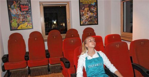 Für Kinder gibt es ein Kinderkino, das mit zwölf original Kinosesseln ausgestattet ist. Dort können sie Filme schauen, während die Großen Kaffee trinken.