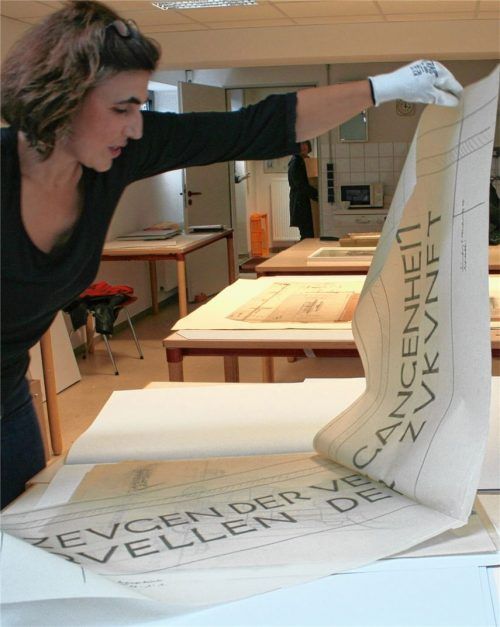 Galerieleiterin Monika Hauser-Mair beim Sichten der Originalzeichnungen von German Bestelmeyer, dem Architekten des Galeriegebäudes.Fotos stadtarchiv rosenheim