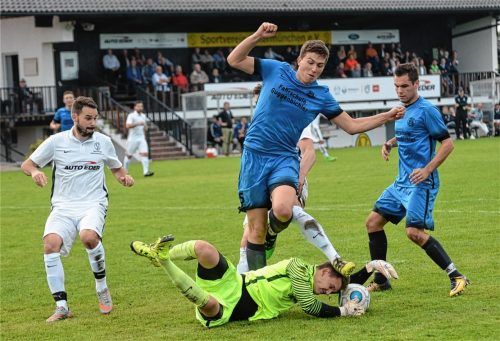 Gefährlicher Einsatz für Großholzhausens Keeper Georg Moller, der seinen Kasten in Ostermünchen aber sauber hielt und so mit seiner Mannschaft einen wichtigen Auswärtssieg feiern konnte.Foto Ruprecht