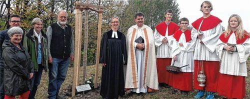 Gelebte Ökumene: Edith Maurer, Kirchenvorstand aus der evangelischen Kirchengemeinde Stephanskirchen, Bürgermeister Georg Huber, Sabine und Thomas Pummerer, evangelische Pfarrerin Jessica Huber und Diakon Günter Schmitzberger mit den MinistrantenFoto Hötzelsperger
