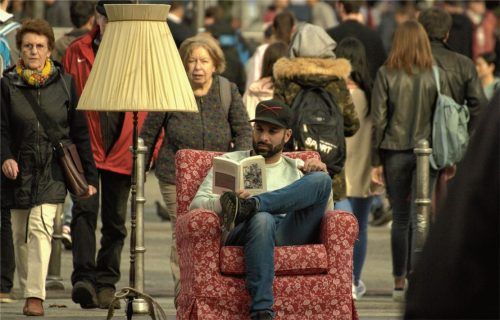 Gepolsterte Sitzgelegenheiten haben es ihm angetan: Rached Kaiser hat seine Erfahrungen als Couchsurfer zu einem Buch verarbeitet.