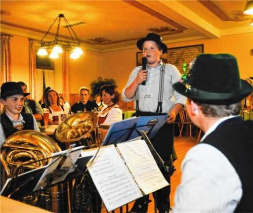 Gerade 14 Jahre jung ist Johannes Untereichmeier von der „Sechs-Zylinder-Musi“.Fotos jt