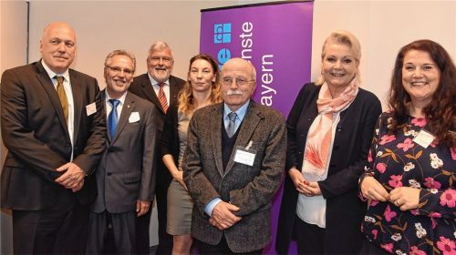 Geschäftsbereichsleiter Klaus Voss (links) und seine Mitarbeiterinnen Katja Tamm (Vierte von links) und Monika Schindler (rechts) von der Koordinationsstelle für Suchtprävention des Diakonischen Werkes konnten zur Geburtstagsfeier auch Polizeipräsident Robert Kopp vom Präsidium Oberbayern Süd, Bezirksrat Sebastian Friesinger, Dr. Georg Walzel, Referatsleiter im Bayerischen Gesundheitsministerium, und Rosenheims Oberbürgermeisterin Gabriele Bauer begrüßen.Foto  Schlecker