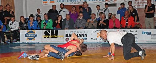 Gleich im Auftaktkampf auf der Siegerstraße: Ben Wittenzellner (rotes Trikot) legte seinen Mietrachinger Kontrahenten Artur Grinwald nach knapp zwei Minuten Kampfzeit auf die Schultern. Foto  Wittenzellner