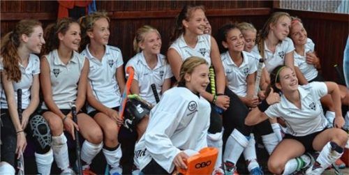 Glückliche Gesichter bei den Hockey-Mädchen vom SBR. Von links nach rechts: Valentina Schatz, Leonie Blattmann, Christina Appl, Sophie Zettelberg, Hannah Winterhalter, Julia Leppin, Mali Herberhold, Salome Herdramm, Meret Heinrich, Anjolie Barf; unten: Paula Zentgraf und Pia Riediger, es fehlten: Miriam Schmöller, Lorina Haimmerer.