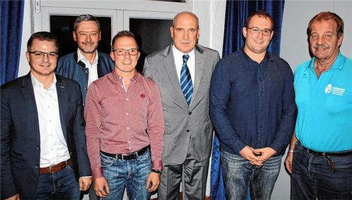 Glückwünsche für den wiedergewählten Schiedsrichter-Obmann Sepp Kurzmeier (Vierter von links) kamen unter anderem von Ferdinand Friedrich (Bezirksschiedsrichterausschuss Oberbayern), Robert Schraudner (Bezirksverband), Ronny Schmidt und Christian Böckl (Gruppenschiedsrichterausschuss) sowie Bernd Schulz (Kreisverband Inn/Salzach).Foto re