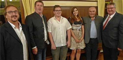 Glückwunsch für die Besten: Innungsobermeister Günther Sonderhauser, Vorstandsmitglied Tobias Drexler, die erfolgreichen Gesellen Marcel Aronik und Sandra Köhnlein, Max Grafetstetter von der Innung und Kreishandwerksmeister Gerhard Kotter (von links). Foto Wittenzellner