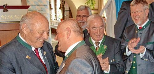 Gratulation für das Ehrenmitglied Dr. Luis Durnwalder: (von links) Christian Glas, Sebastian Friesinger, Adolf Dinglreiter und Dr. Marcel Huber. Foto Höztelsperger