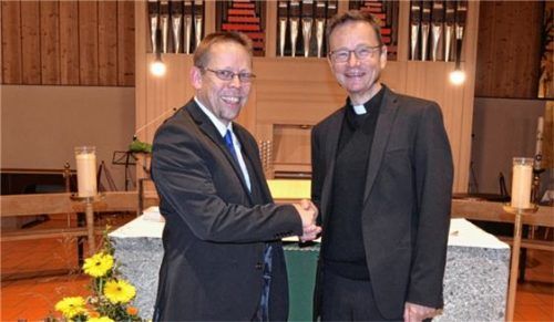 Gratulation zum 20. Dienstjubiläum: Kirchenmusiker Gerhard Franke (links) mit Pfarrer Scheurenbrand.Foto Sedlbauer