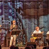 Griechische Musik mit Bouzouki, Gitarren und Gesang