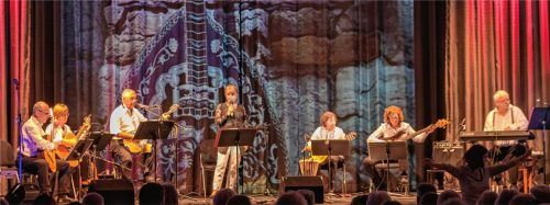 Griechische Musik mit Bouzouki, Gitarren und Gesang