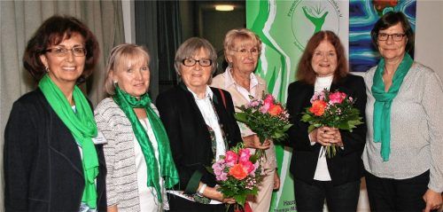 Große Freude am Jubiläumsabend (von links): Maria Langer, Uschi Rath, Margitta Mirr, Marianne Köhler, Margit Hölzl (alle FSH Rosenheim) und Gerda Kipfmüller (FSH Bayern).Foto  Lezius-Pratsch
