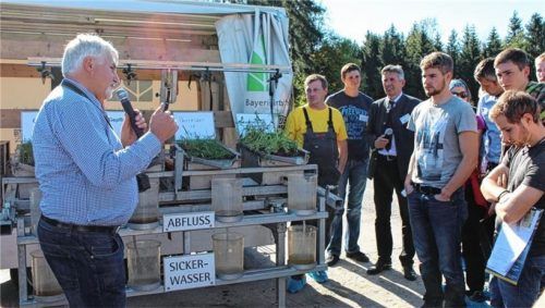 Hans Überacker vom Fachzentrum Agrarökologie demonstriert die Auswirkung von Starkregen auf Flächen mit und ohne Untersaaten.Foto Hanfstingl