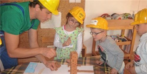 „Harry Hammer“ zeigt, wie eine Mauer gebaut wird.