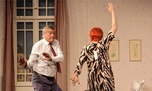 Hasso (Jochen Busse) und seine Frau Hannelore (Billie Zöckler) im neuen Kleid freuen sich auf den vermeintlich reichen Ruhestand.Fotos hos