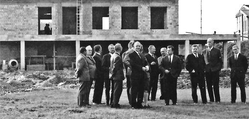 Hebfeier für das Sport- und Jugendheim des Allgemeinen Sportvereins Happing im November 1967 mit dem ASV-Gründer Sepp Kinninger (Bildmitte), rechts daneben der Erste Vorsitzende, Rudolf Krämer, rechts davon Stadtrat Hans Schneider, der später für die SPD als OB-Kandidat antrat. Die weiteren Personen sind ehemalige Gemeinderäte von Happing und Stadträte von Rosenheim. Foto Krämer