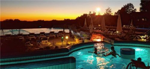 Herrliche Sonnenuntergänge erlebt man in den Außenbecken der Chiemgau Thermen Bad Endorf. Foto  Chiemgau Thermen