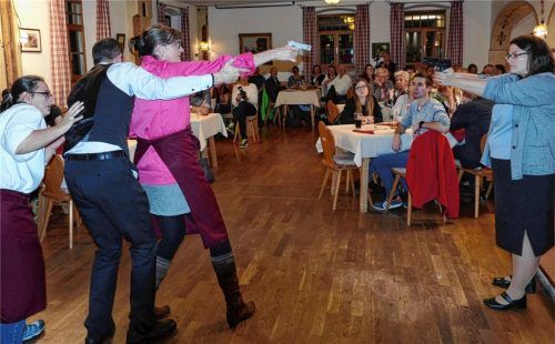 High Noon: Die Pistoleras Petra Vogel, Rosemarie Laub und Isabella Blogg (von links) beschuldigen sich gegenseitig. Hochspannung war beim Krimi-Dinner angesagt, das Menü war ein Genuss.Foto hoffmann