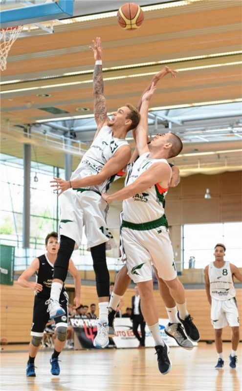 Ihre starke kämpferische Leistung wurde nicht belohnt: Osvaldas Gaizauskas (links) und Basti Ebertz.Foto Burger