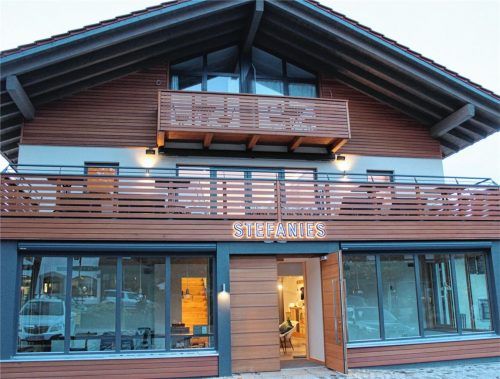 Im Café „Stefanies“ können Gäste nicht nur gemütlich Kaffee trinken, sondern auch frühstücken und Mittag essen, die Seele baumeln lassen, übernachten, feiern und gelegentlich Filme schauen. Fotos strim