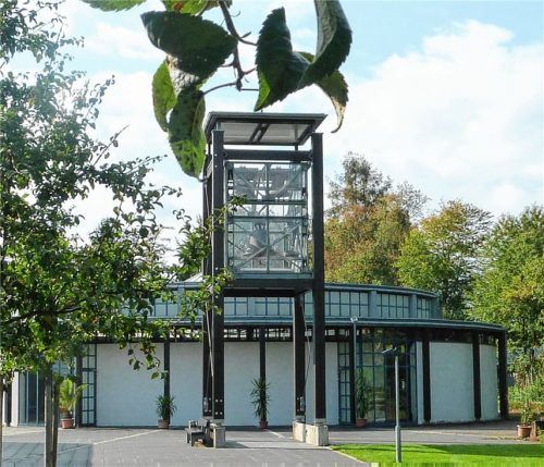 Im Oktober 1967 hatte der Stadtrat für die neu gebildete Pfarrgemeinde St. Michael einem Behelfsbau in Fertigbauweise an der Westerndorfer Straße zugestimmt, mit der Auflage, dieser sei bis 1972 von einem neuzeitlichen Kirchenbau abzulösen. Dann dauerte es doch länger. Erst im Dezember 1979 wurde die neue Kirche (im Bild) geweiht.Foto bi